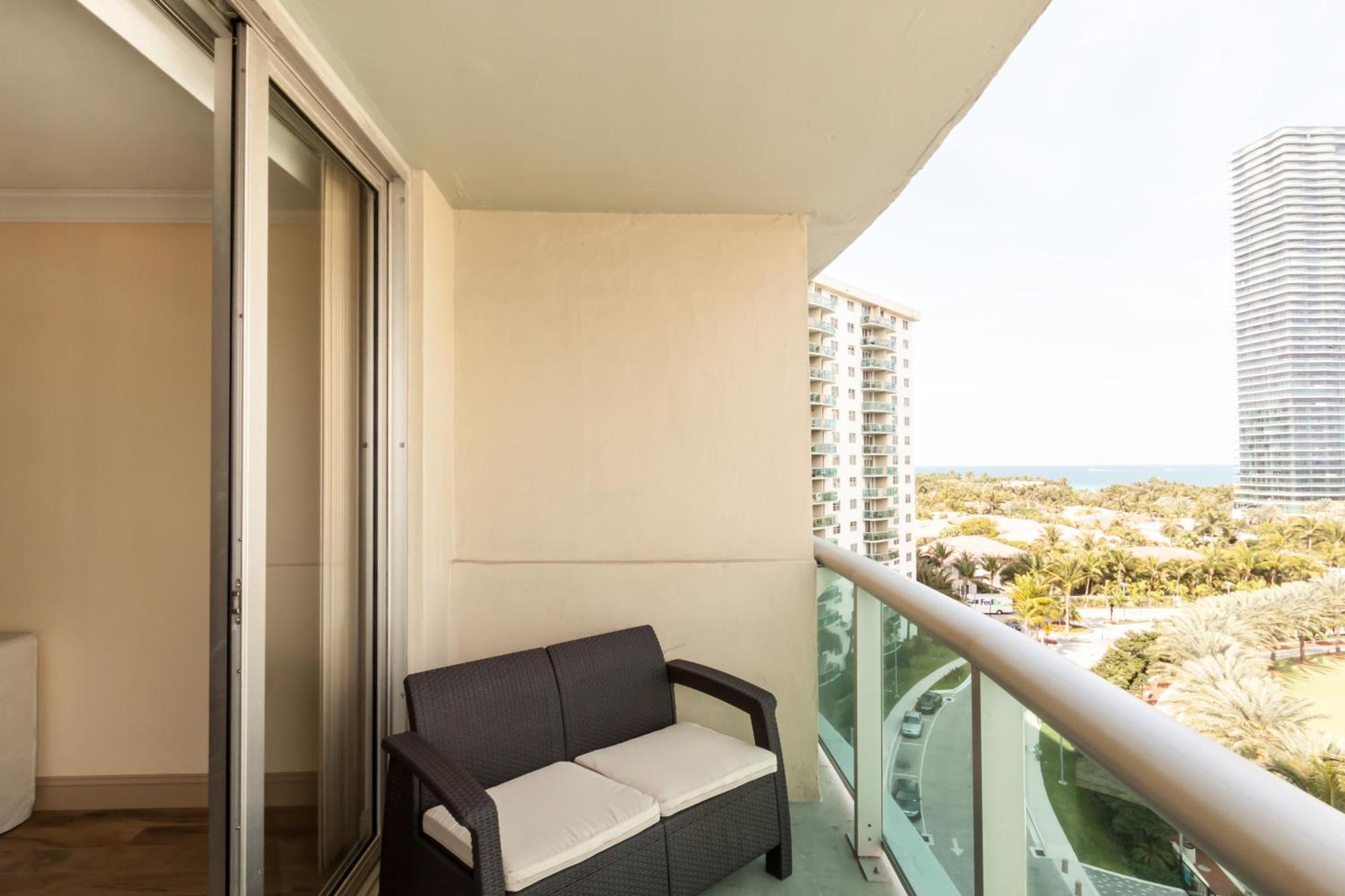 Ocean Reserve Luxury Condos Across From Sunny Isles Beach Miami Beach Rom bilde
