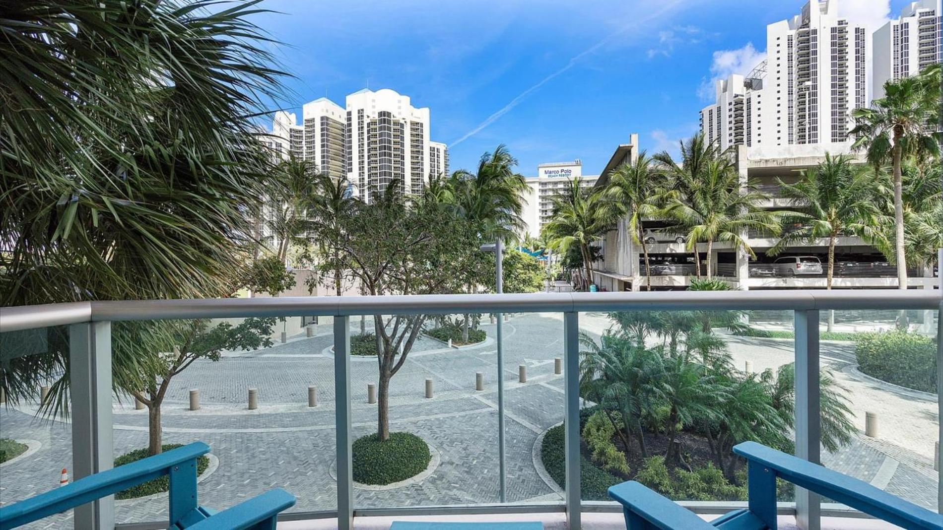 Ocean Reserve Luxury Condos Across From Sunny Isles Beach Miami Beach Rom bilde
